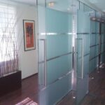 Sichtschutzfolie Ätzglasoptik auf einer Glastüre