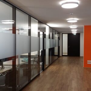 Sichtschutzfolie Sandstrahloptik auf einer Glaswand