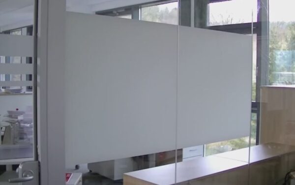 Projektionsfolie auf Glas