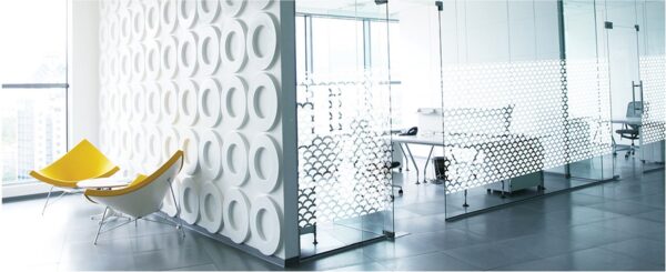 Fensterfolie Atoma auf einer Glaswand