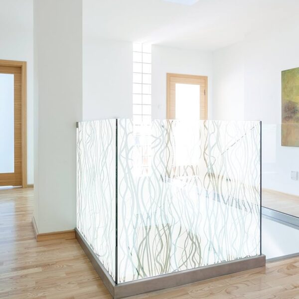 Fensterfolie Liana auf einer Glasbrüstung